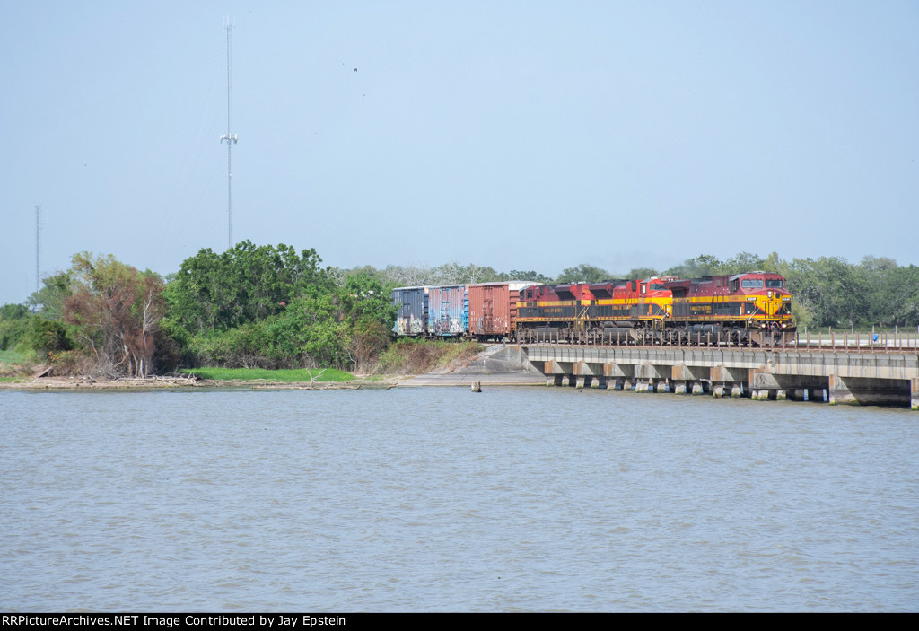 KCSM 4549 starts out across the Navidad River